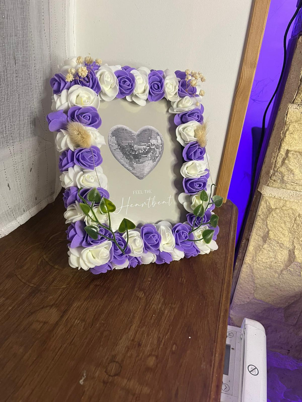 Cadre Décoratif Fleuri Fait Main – Roses Violettes & Blanches – Décoration Maison Artisanale