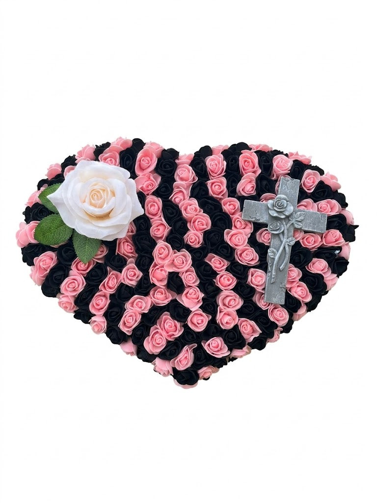 Cœur Funéraire Fleuri Fait Main – Roses Noires & Rose Poudré – Croix Argentée – Hommage Artisanal