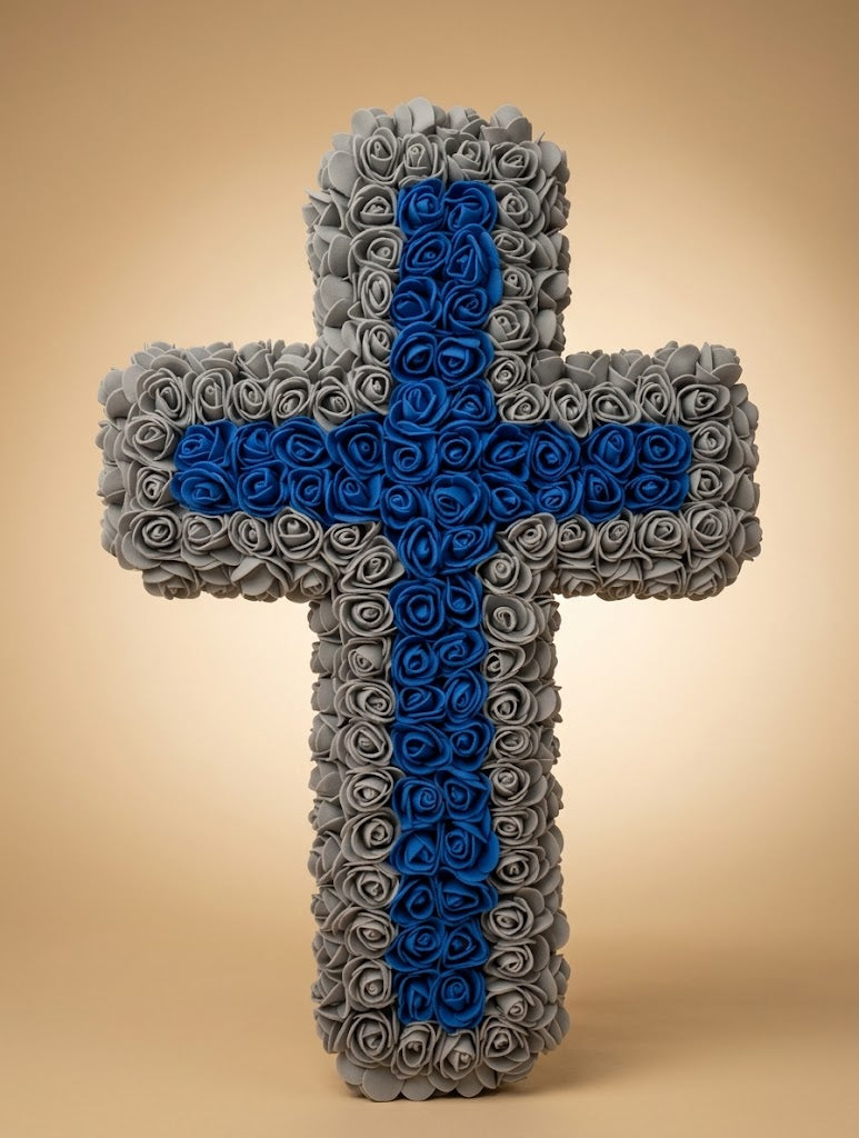Croix Décorative Fleurie Fait Main – Roses Grises & Bleu Électrique – Décoration Artisanale