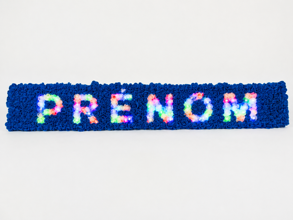 Panneau Prénom Fleuri Lumineux Fait Main – Roses Bleues & LED Multicolores – Cadeau Personnalisé