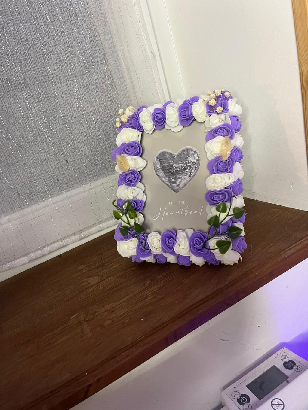 Cadre Décoratif Fleuri Fait Main – Roses Violettes & Blanches – Décoration Maison Artisanale