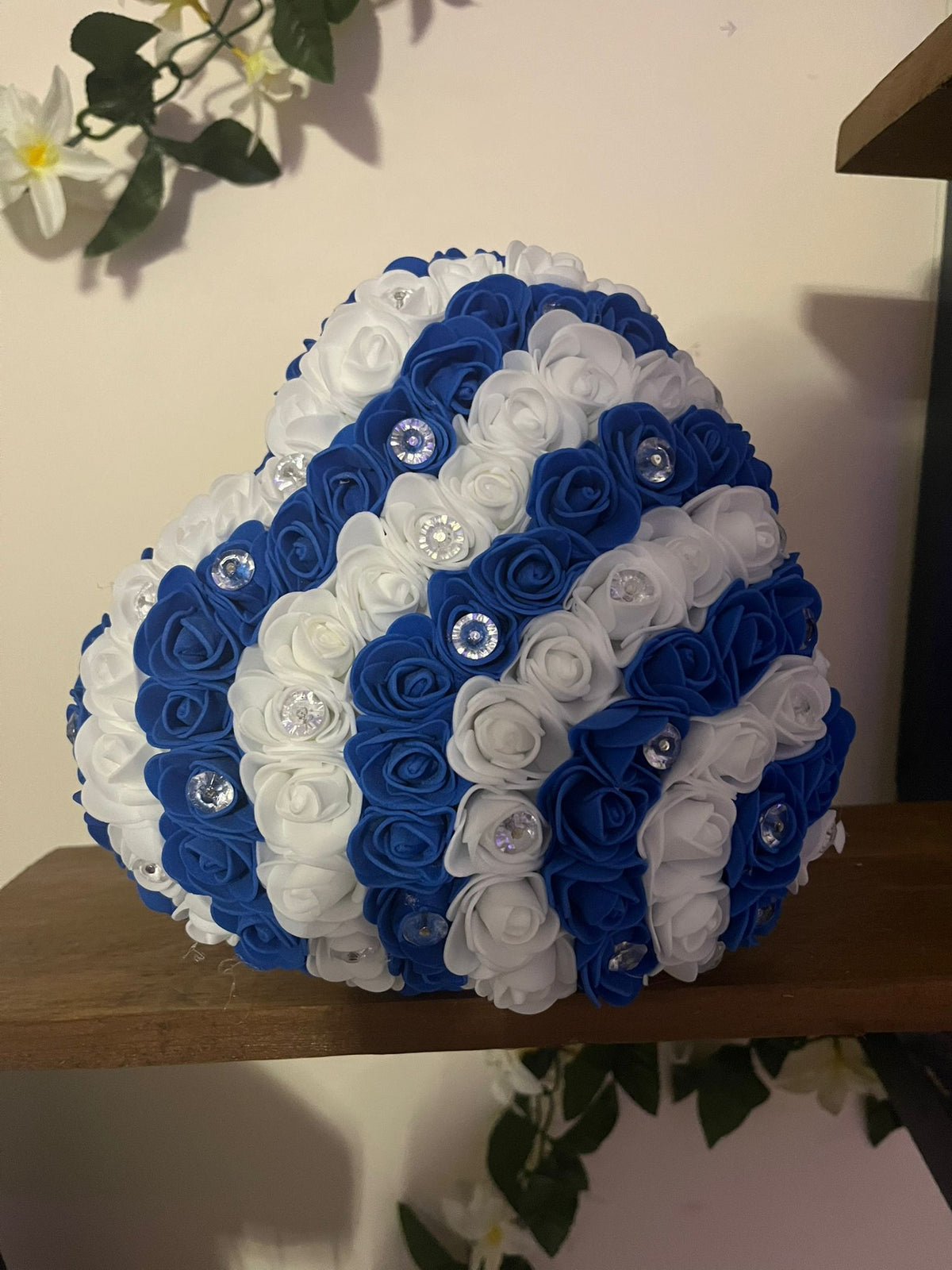 Cœur Décoratif Fleuri Fait Main – Roses Bleu Roi & Blanc Rayées – Strass & Nœud Satin