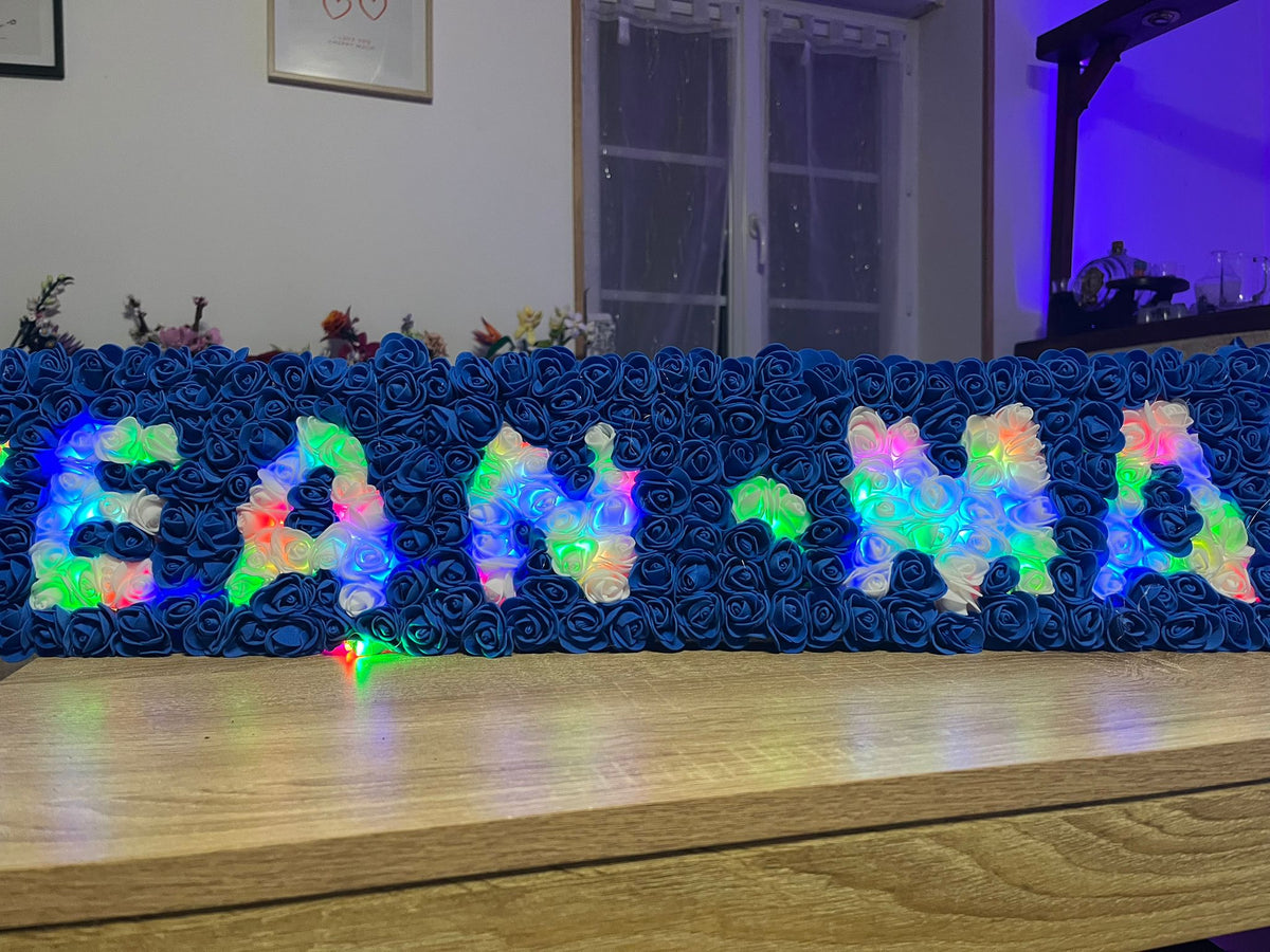 Panneau Prénom Fleuri Lumineux Fait Main – Roses Bleues & LED Multicolores – Cadeau Personnalisé