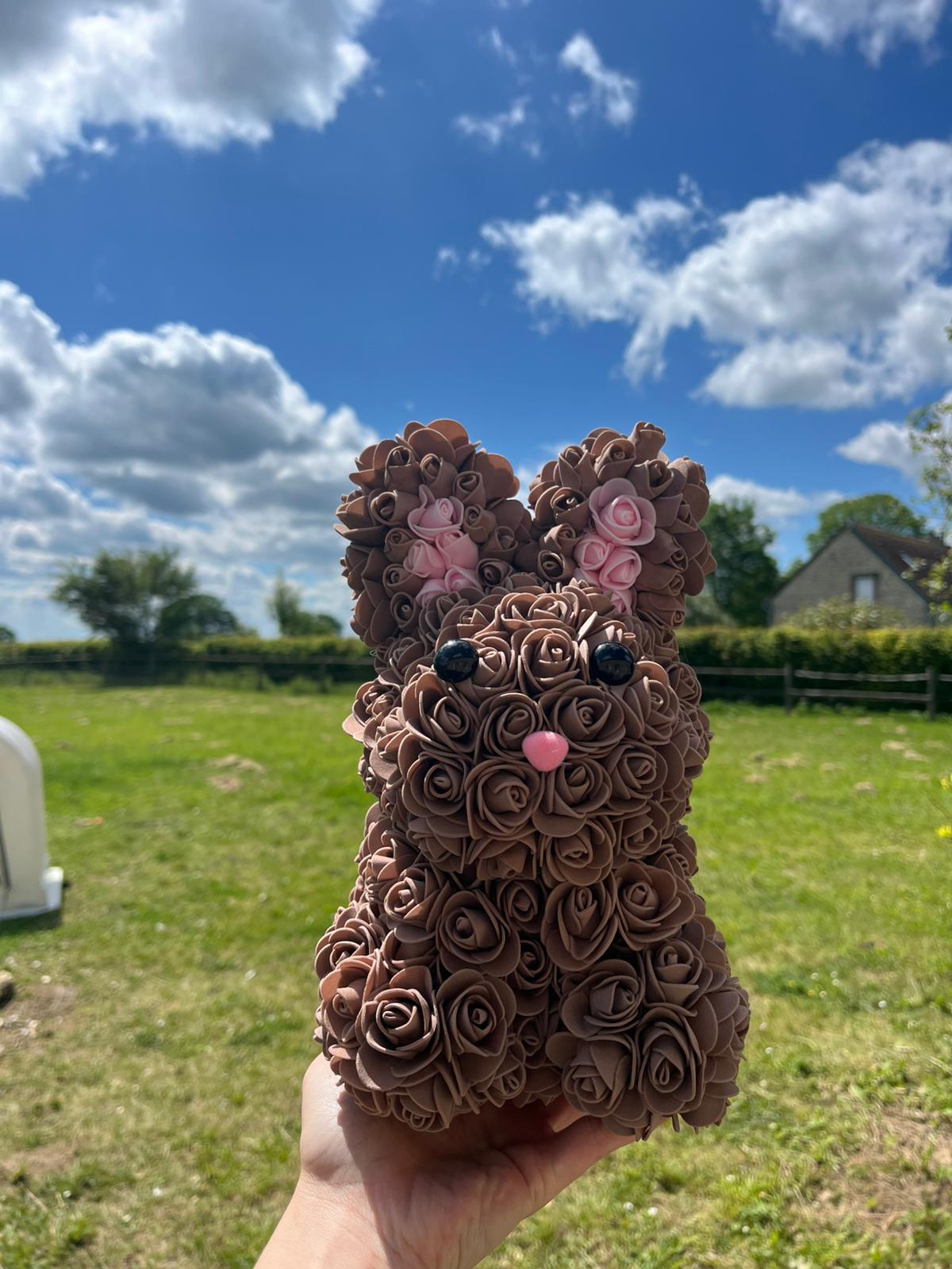 Lapin Décoratif Fleuri Fait Main – Roses Chocolat & Touches Roses – Décoration Artisanale