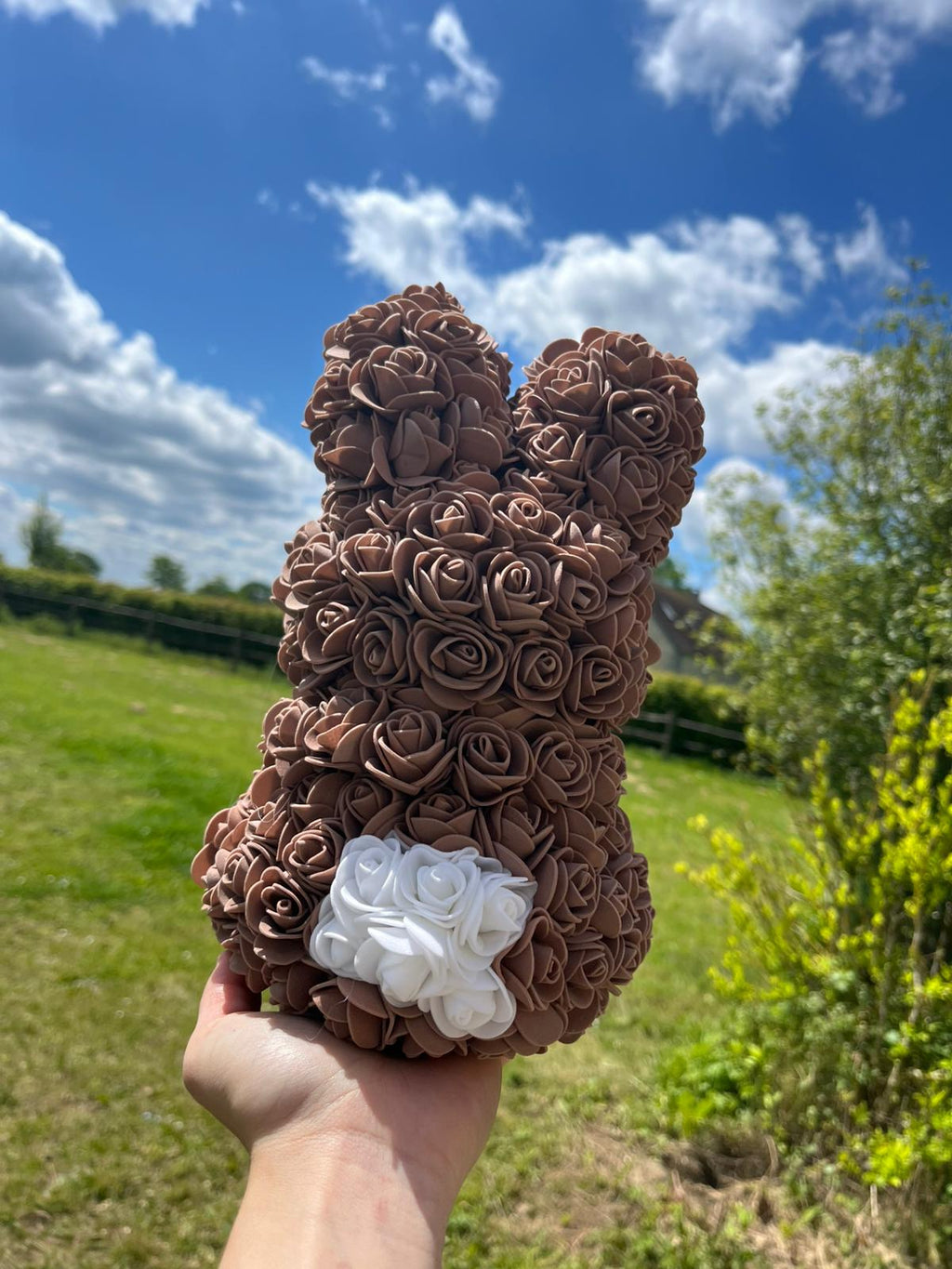 Lapin Décoratif Fleuri Fait Main – Roses Chocolat & Touches Roses – Décoration Artisanale