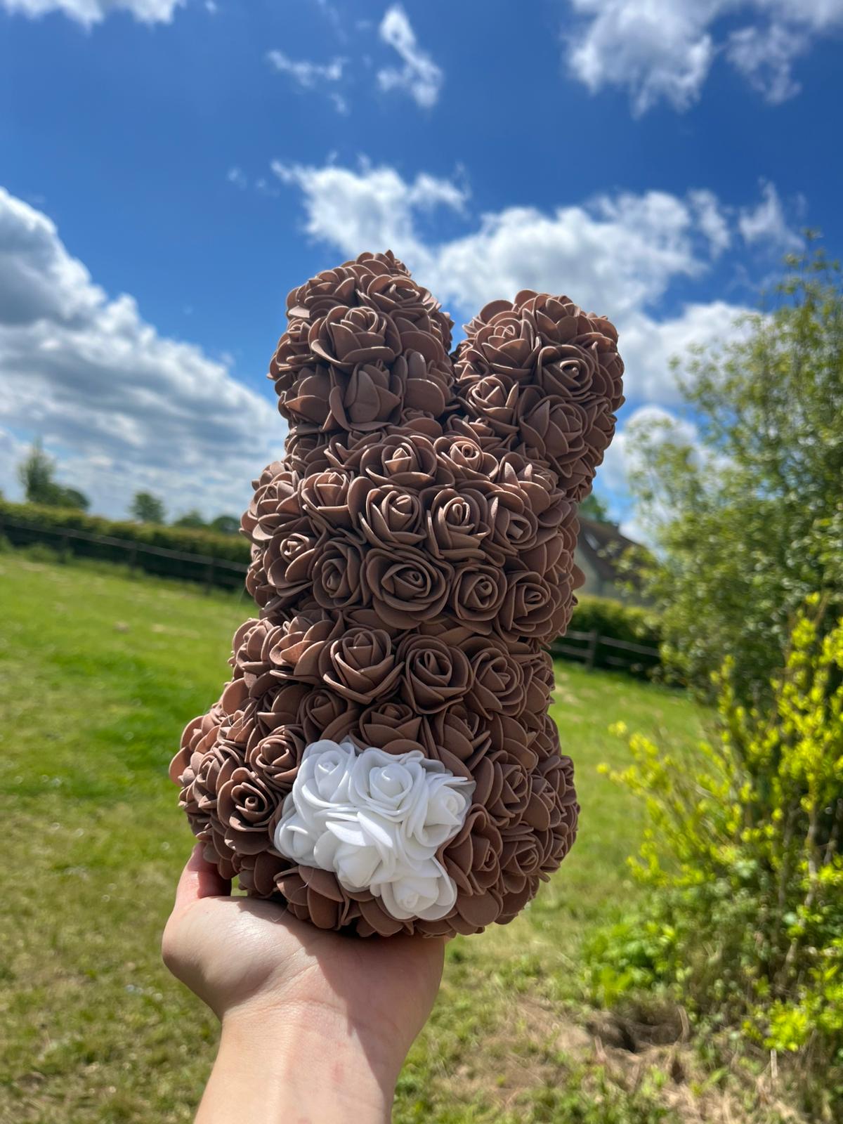 Lapin Décoratif Fleuri Fait Main – Roses Chocolat & Touches Roses – Décoration Artisanale