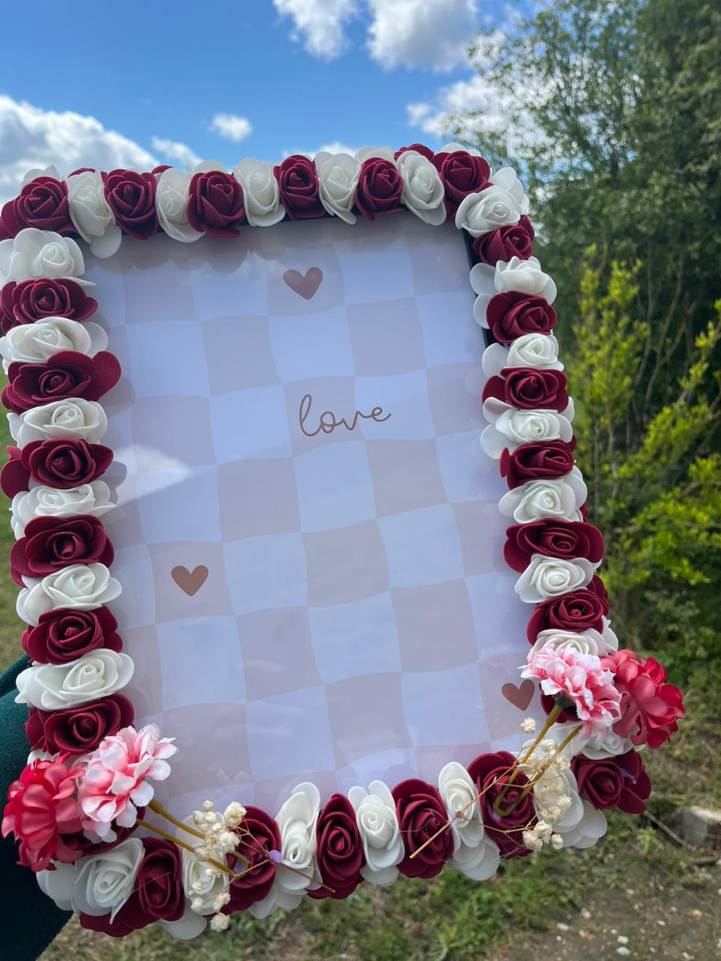 Cadre Décoratif Fleuri Fait Main – Roses Bordeaux & Blanches – Insert Love – Décoration Romantique