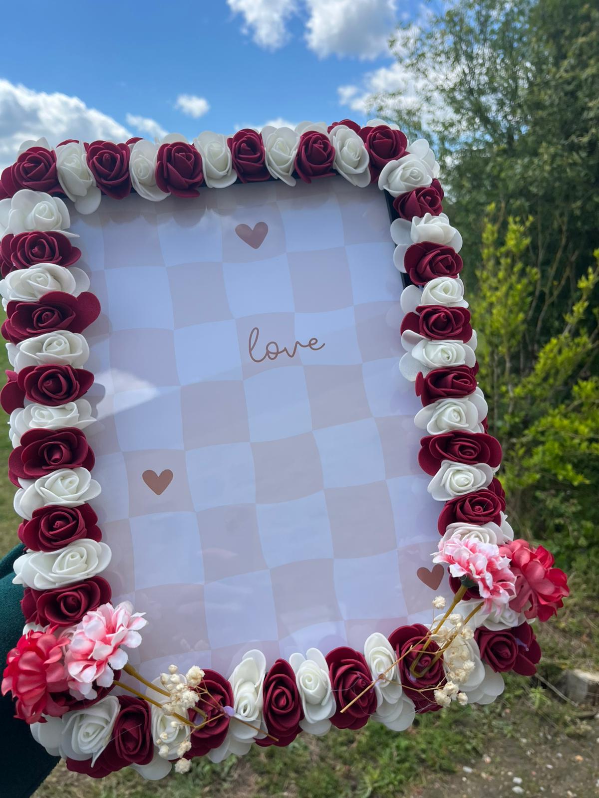 Cadre Décoratif Fleuri Fait Main – Roses Bordeaux & Blanches – Insert Love – Décoration Romantique