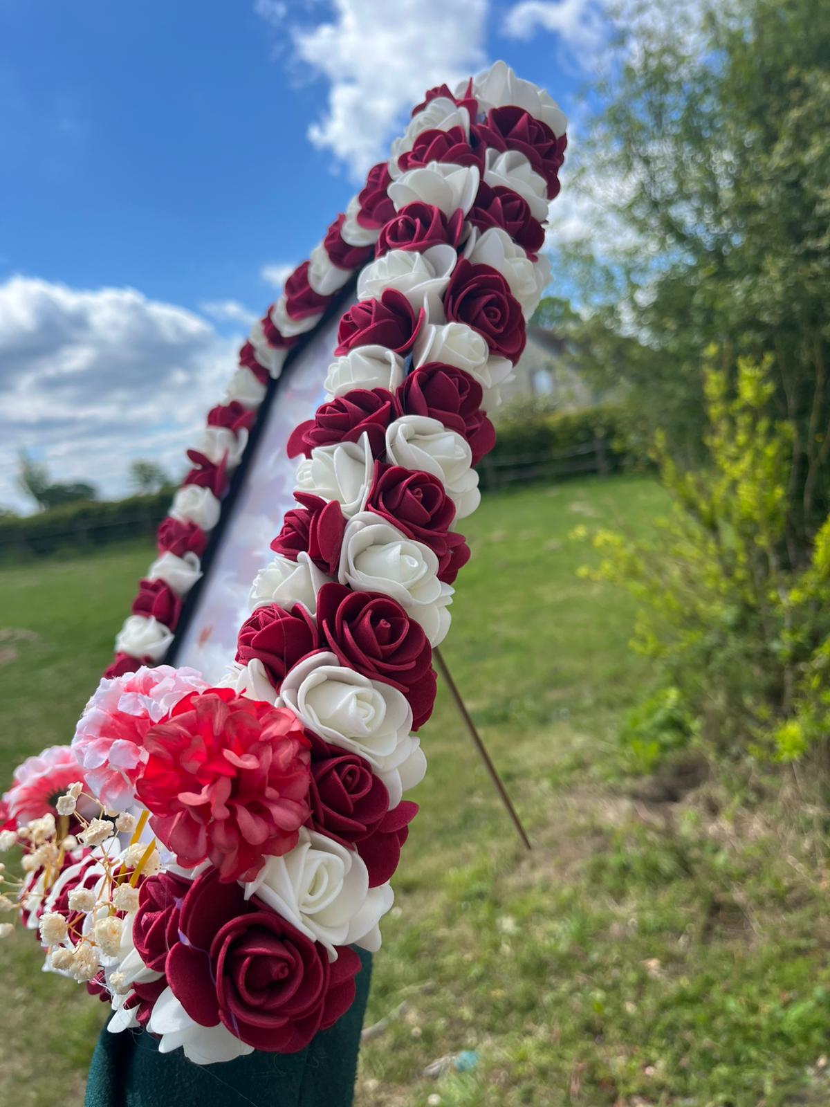 Cadre Décoratif Fleuri Fait Main – Roses Bordeaux & Blanches – Insert Love – Décoration Romantique