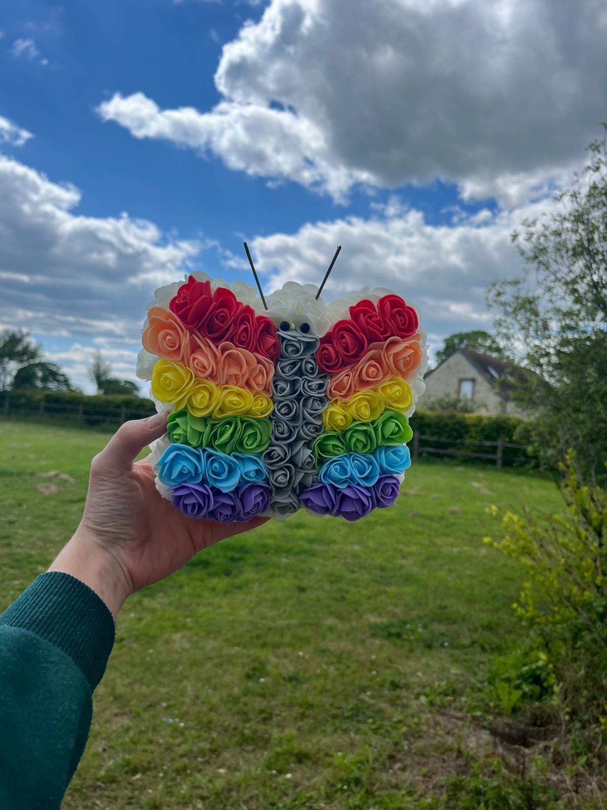 Papillon Décoratif Fleuri Fait Main – Roses Arc-en-Ciel – Décoration Colorée Artisanale