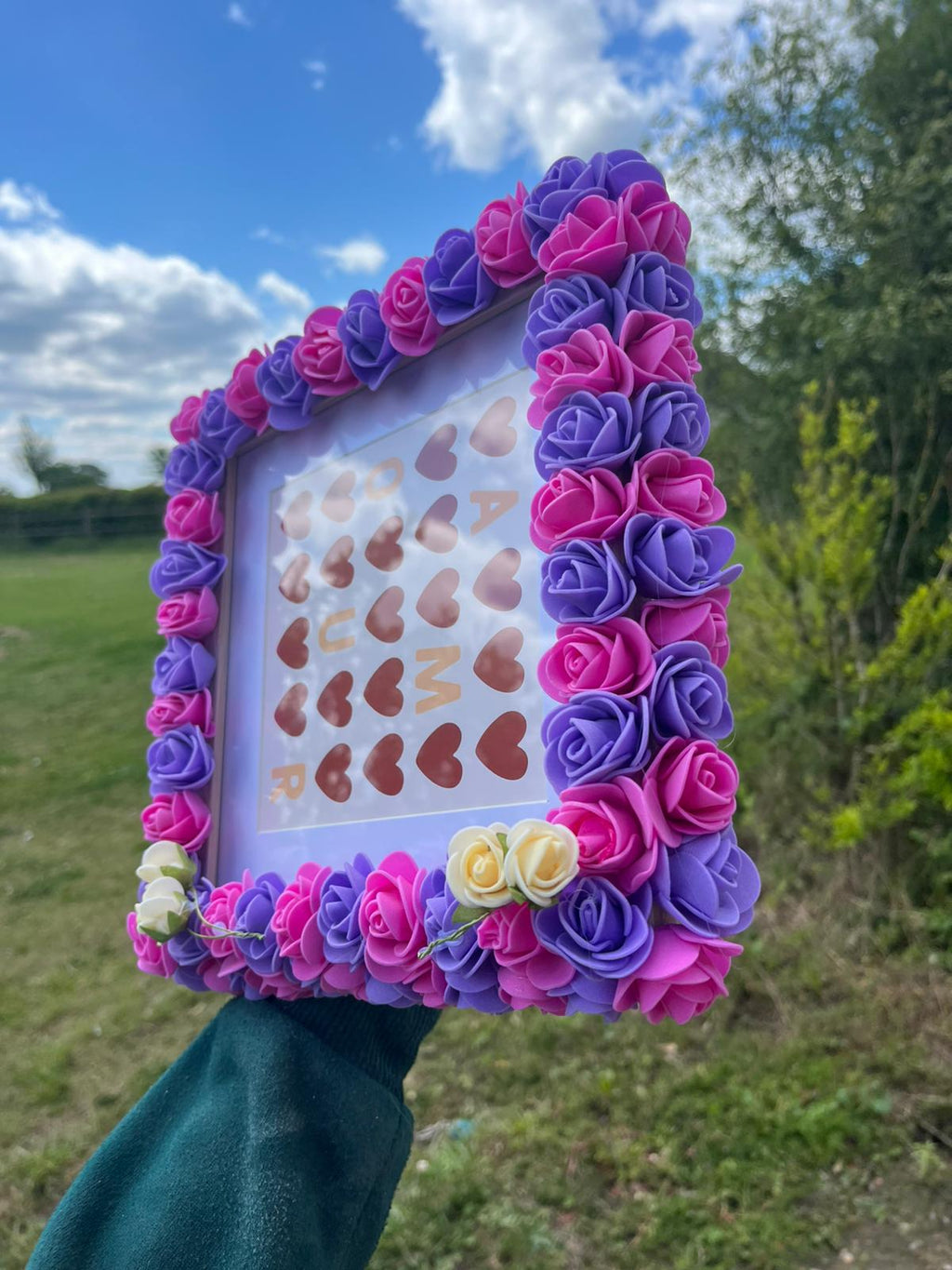 Cadre Décoratif Fleuri Fait Main – Roses Fuchsia & Violettes – Insert Amour – Décoration Romantique