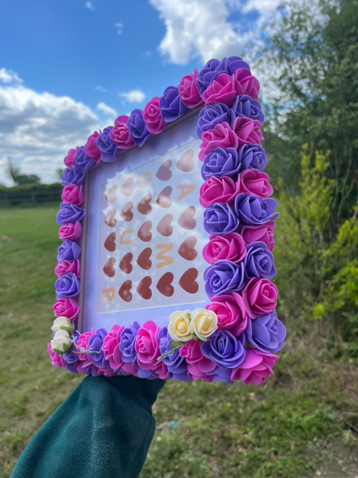 Cadre Décoratif Fleuri Fait Main – Roses Fuchsia & Violettes – Insert Amour – Décoration Romantique