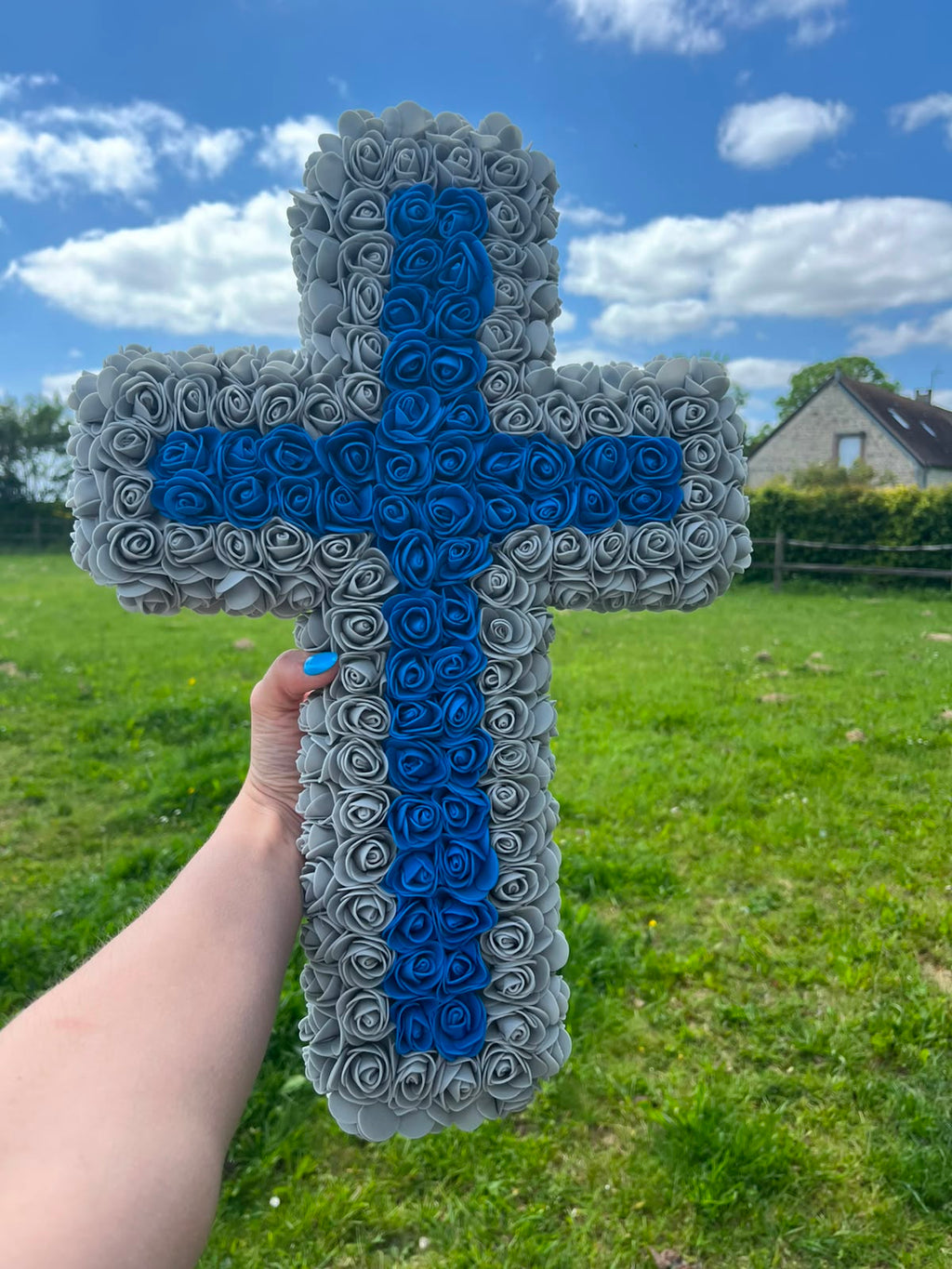 Croix Décorative Fleurie Fait Main – Roses Grises & Bleu Électrique – Décoration Artisanale