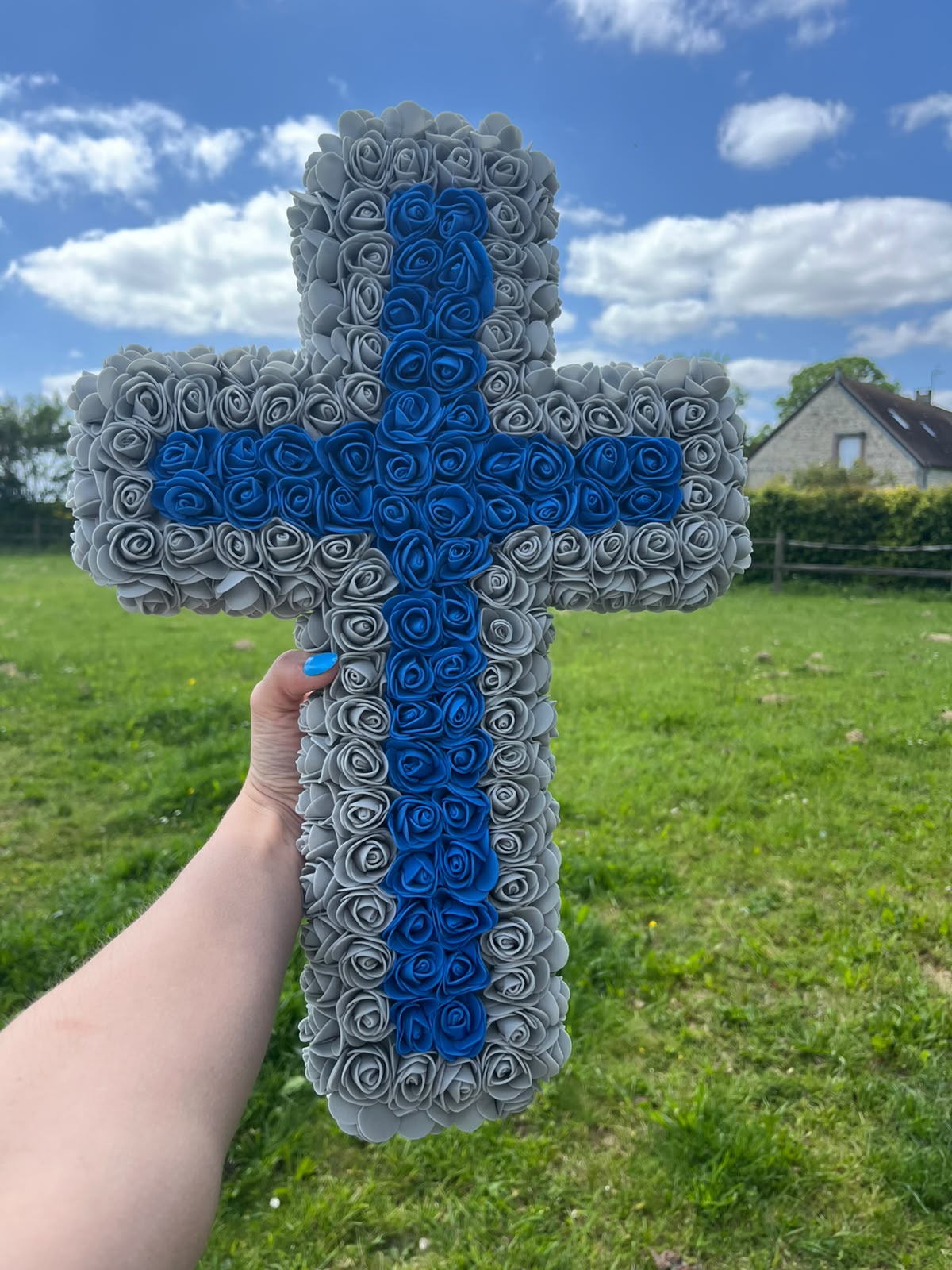 Croix Décorative Fleurie Fait Main – Roses Grises & Bleu Électrique – Décoration Artisanale