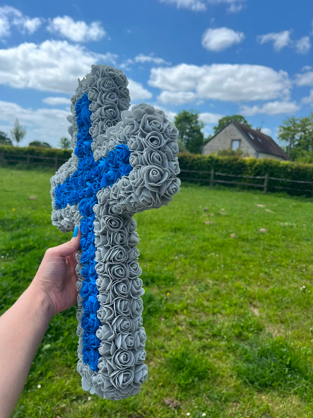Croix Décorative Fleurie Fait Main – Roses Grises & Bleu Électrique – Décoration Artisanale