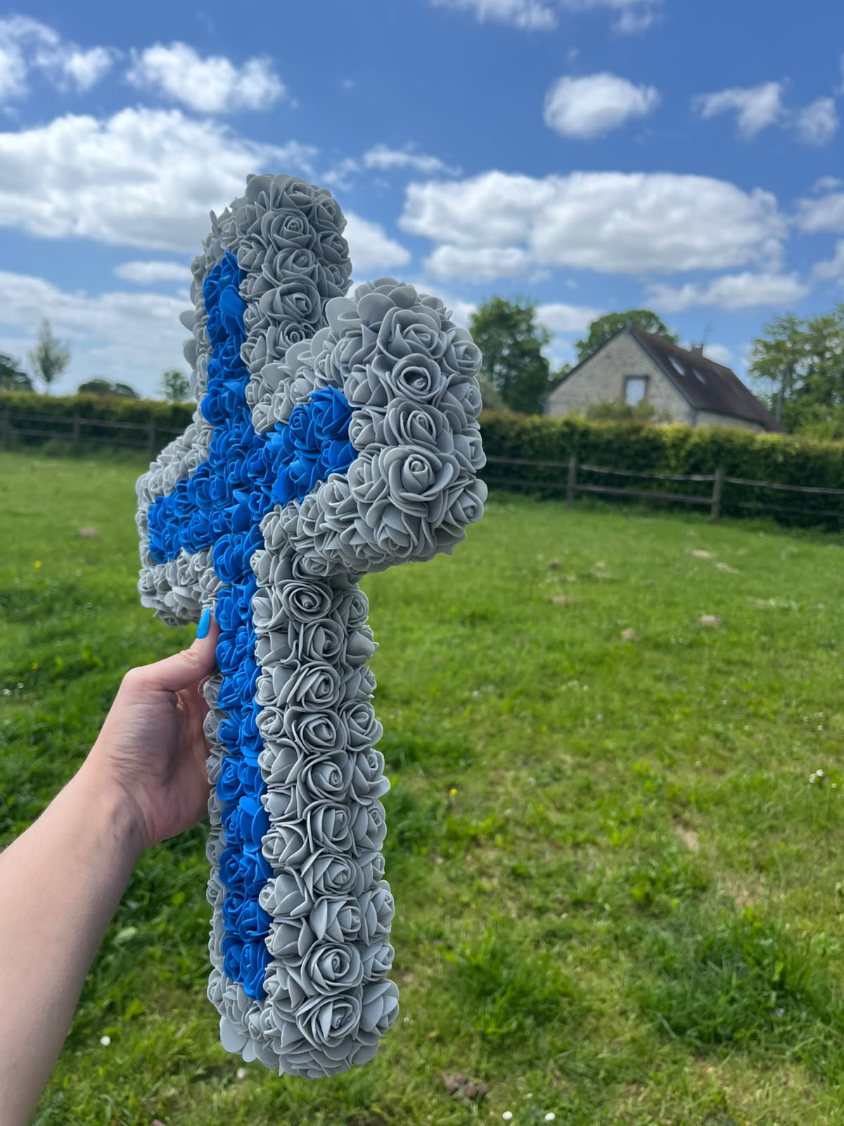 Croix Décorative Fleurie Fait Main – Roses Grises & Bleu Électrique – Décoration Artisanale