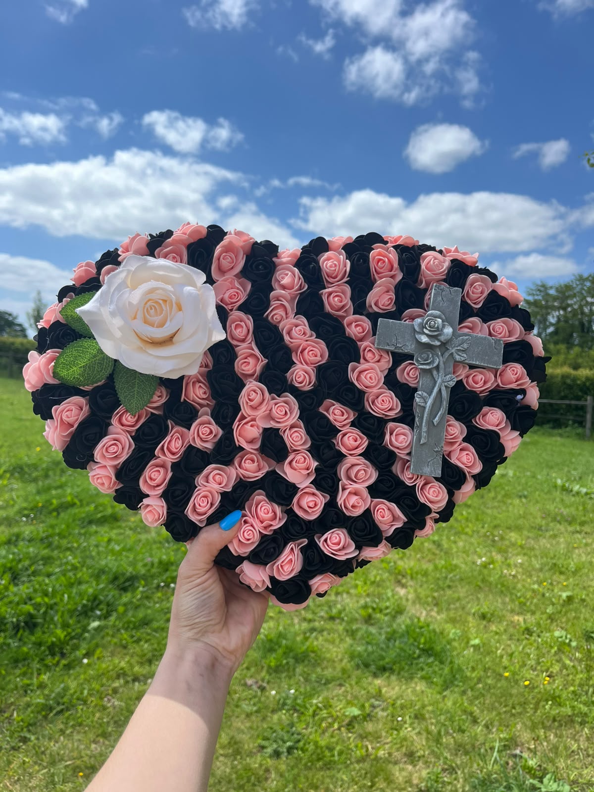 Cœur Funéraire Fleuri Fait Main – Roses Noires & Rose Poudré – Croix Argentée – Hommage Artisanal