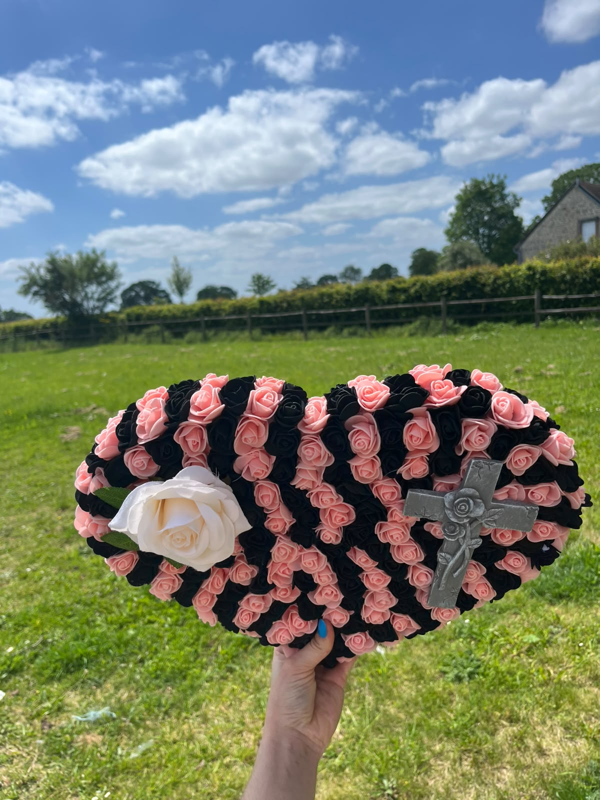 Cœur Funéraire Fleuri Fait Main – Roses Noires & Rose Poudré – Croix Argentée – Hommage Artisanal