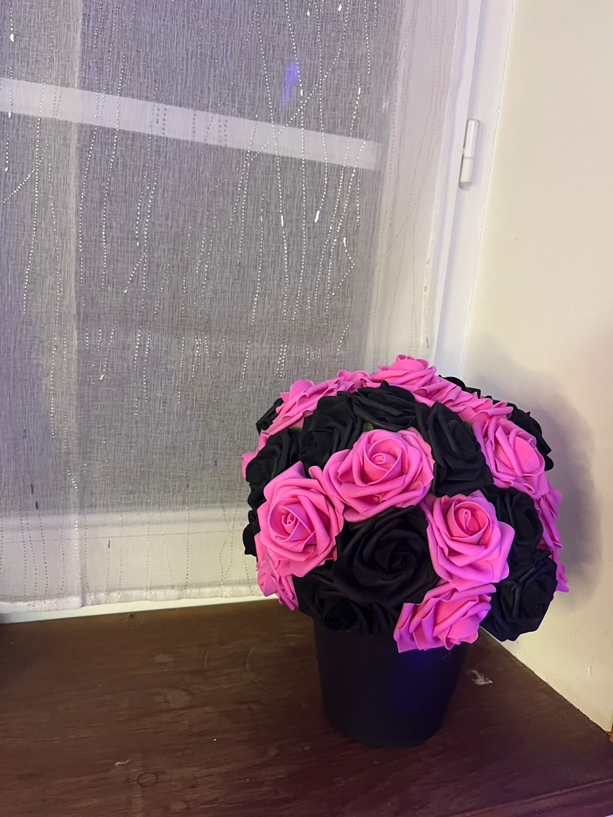 Pot de Fleurs Bouquet de Roses Fait Main – Roses Fuchsia & Noires – Décoration Artisanale