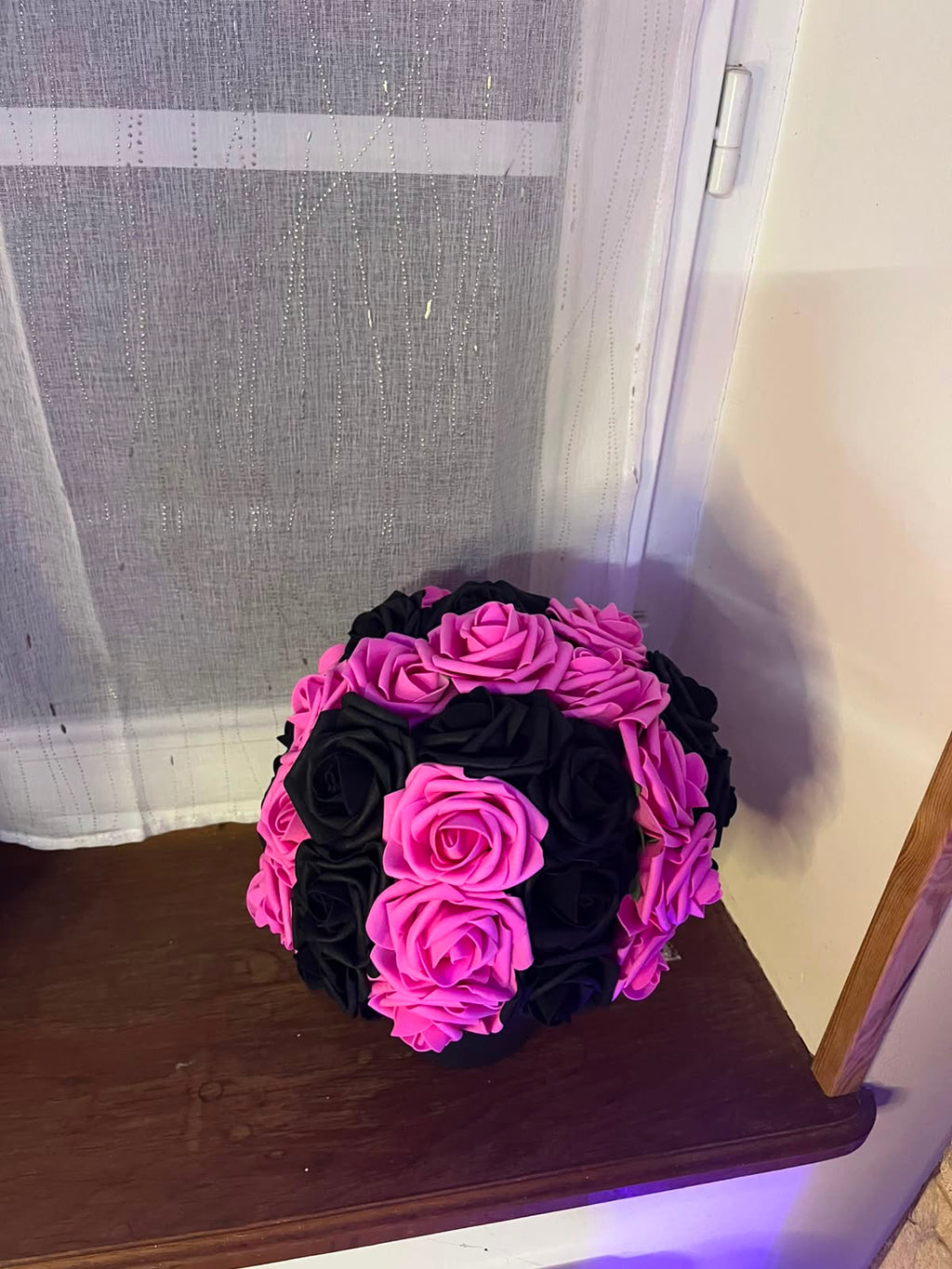 Pot de Fleurs Bouquet de Roses Fait Main – Roses Fuchsia & Noires – Décoration Artisanale