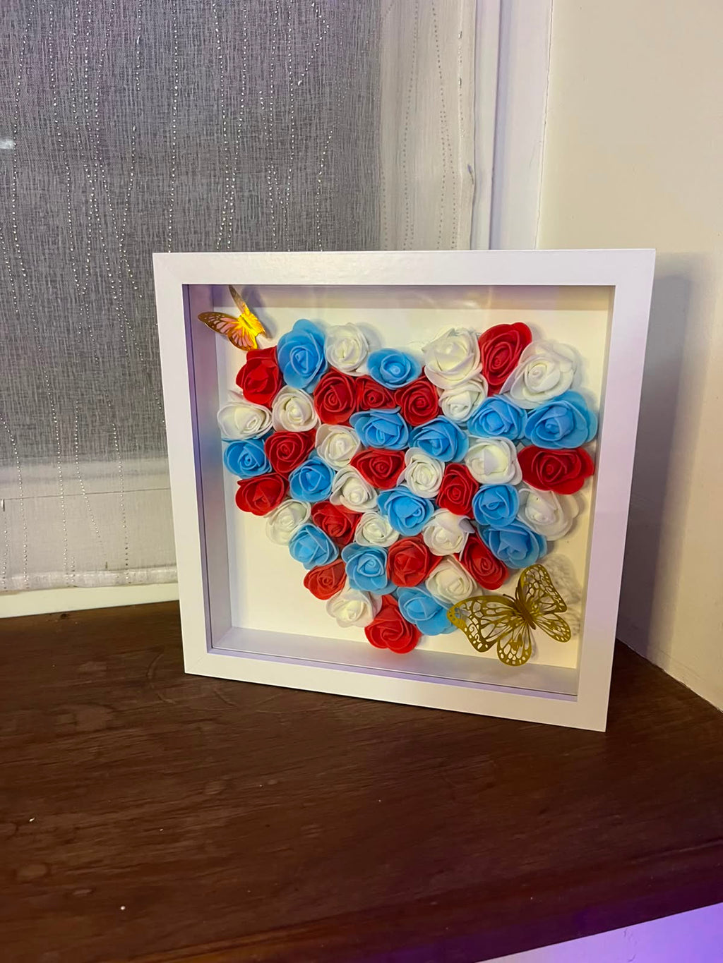 Cadre Cœur Fleuri Fait Main – Roses Bleu Blanc Rouge – Papillons Dorés – Décoration Patriotique