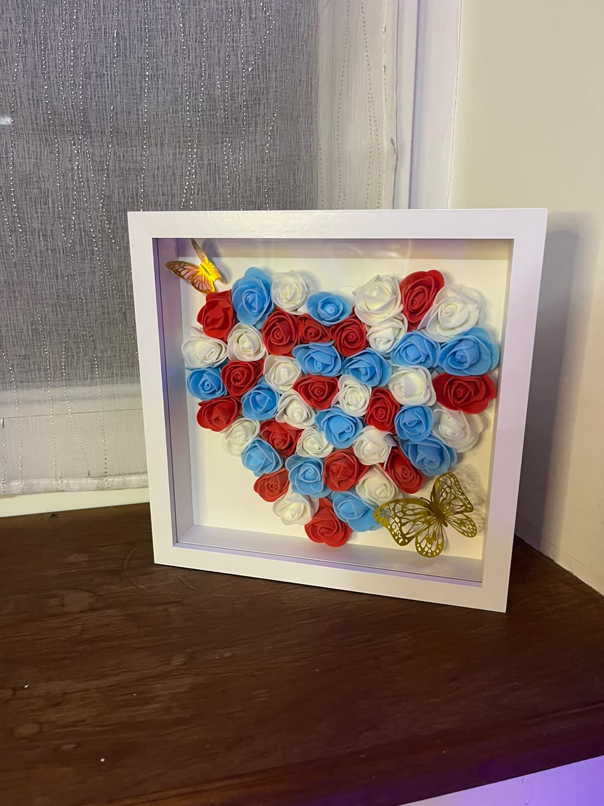 Cadre Cœur Fleuri Fait Main – Roses Bleu Blanc Rouge – Papillons Dorés – Décoration Patriotique