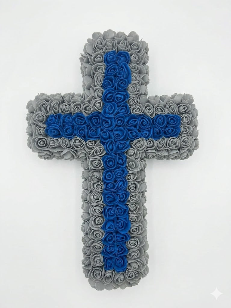 Croix Décorative Fleurie Fait Main – Roses Grises & Bleu Électrique – Décoration Artisanale