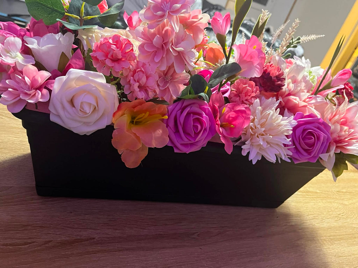 Jardinière Florale Fait Main – Composition de Fleurs Artificielles Multicolores – Décoration Artisanale