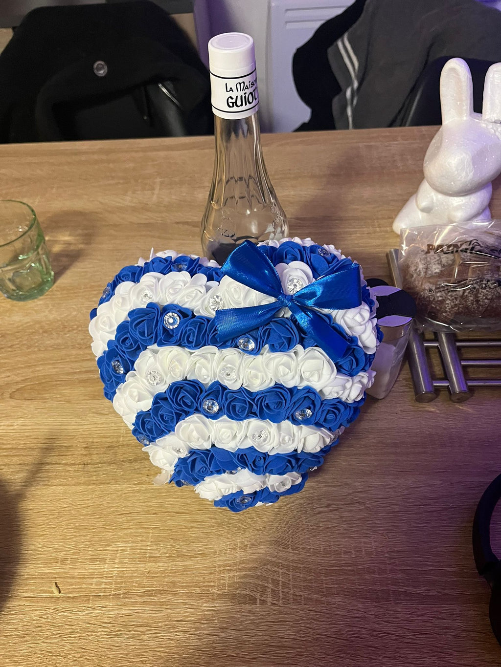 Cœur Décoratif Fleuri Fait Main – Roses Bleu Roi & Blanc Rayées – Strass & Nœud Satin