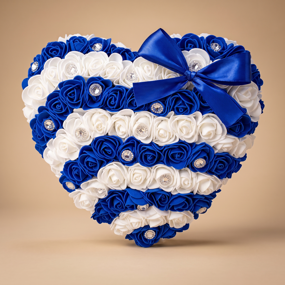 Cœur Décoratif Fleuri Fait Main – Roses Bleu Roi & Blanc Rayées – Strass & Nœud Satin