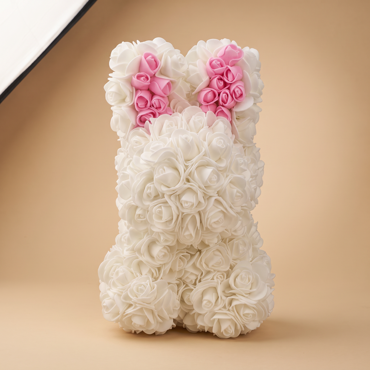 Lapin Décoratif Fleuri Fait Main – Roses Blanches & Roses – Décoration Artisanale