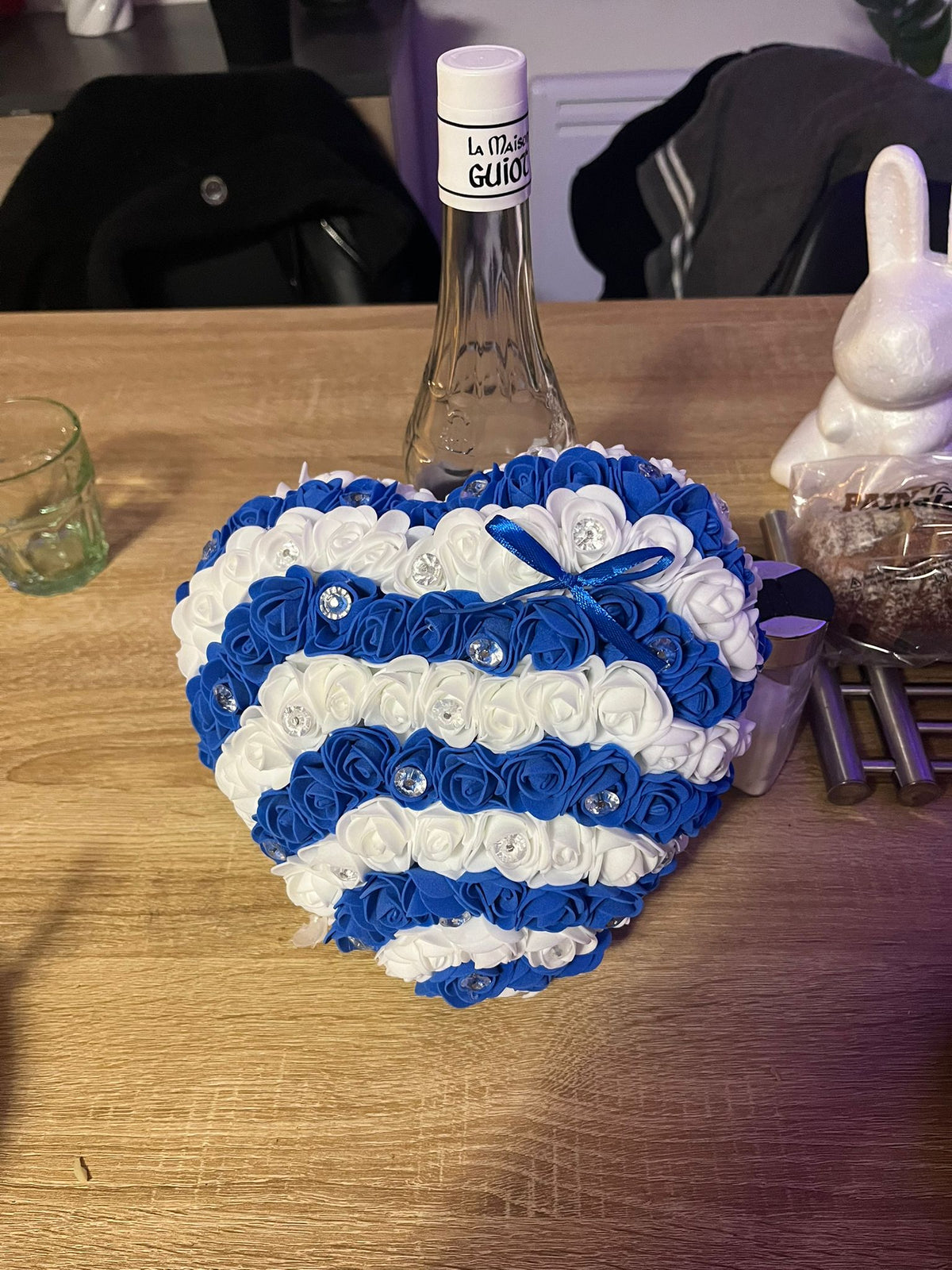 Cœur Décoratif Fleuri Fait Main – Roses Bleu Roi & Blanc Rayées – Strass & Nœud Satin