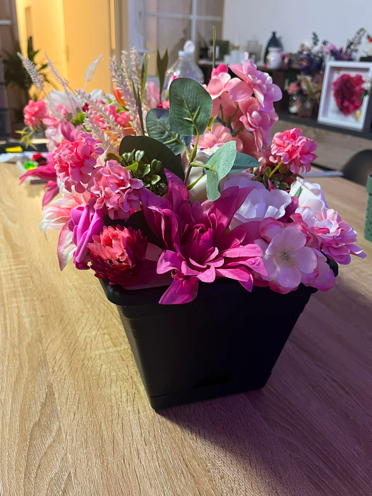Jardinière Florale Fait Main – Composition de Fleurs Artificielles Multicolores – Décoration Artisanale