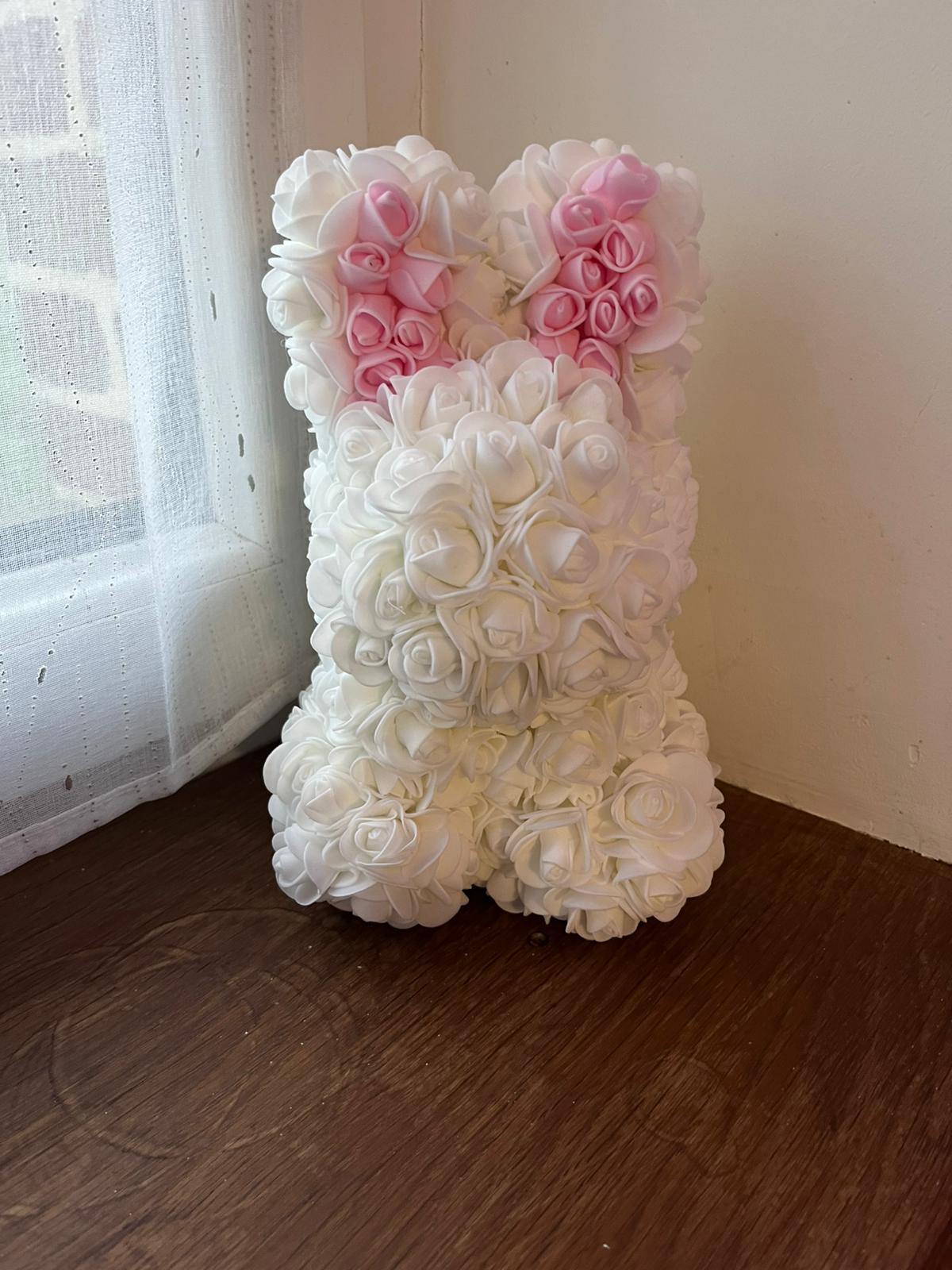 Lapin Décoratif Fleuri Fait Main – Roses Blanches & Roses – Décoration Artisanale