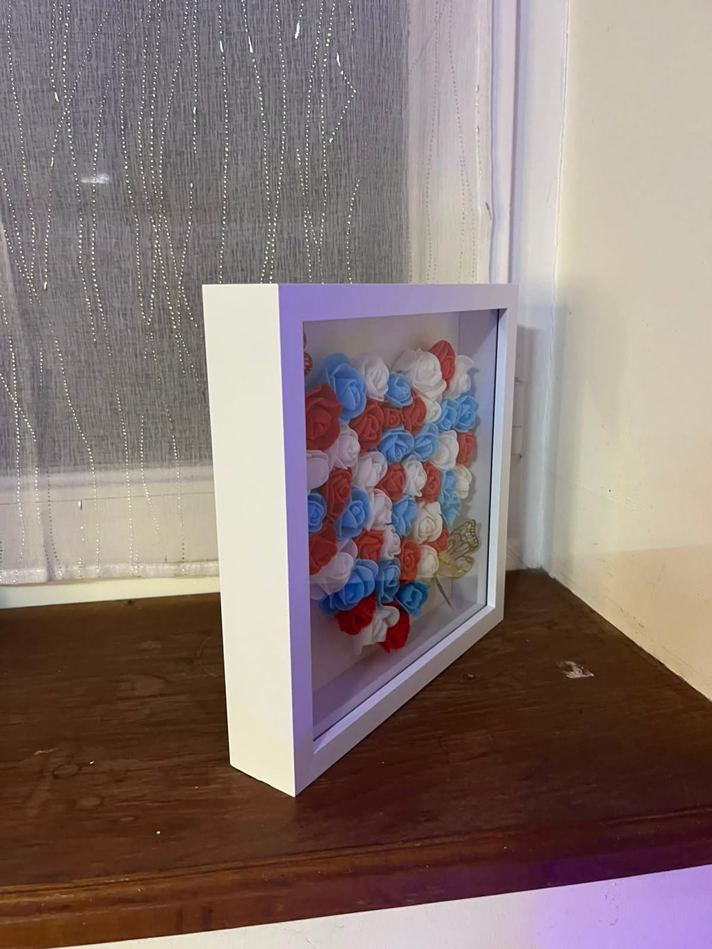 Cadre Cœur Fleuri Fait Main – Roses Bleu Blanc Rouge – Papillons Dorés – Décoration Patriotique