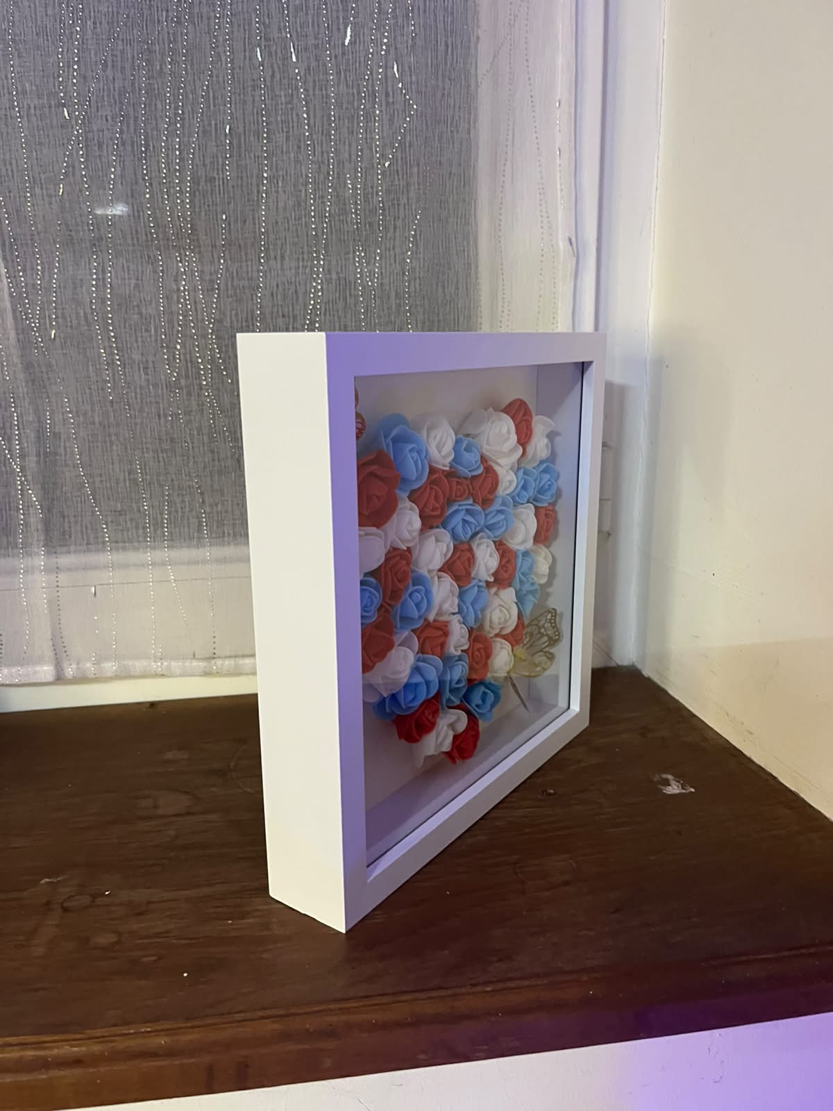 Cadre Cœur Fleuri Fait Main – Roses Bleu Blanc Rouge – Papillons Dorés – Décoration Patriotique