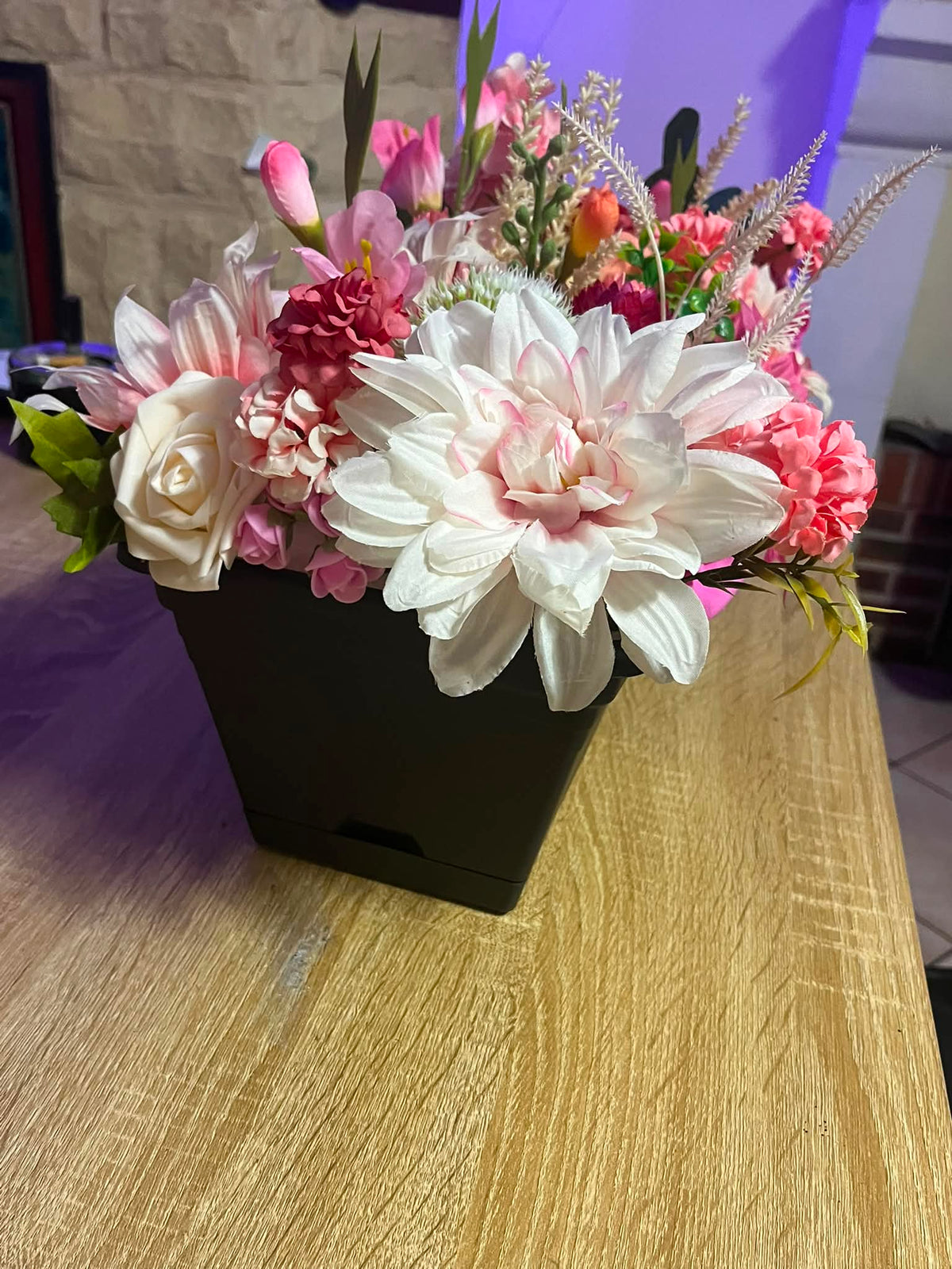 Jardinière Florale Fait Main – Composition de Fleurs Artificielles Multicolores – Décoration Artisanale