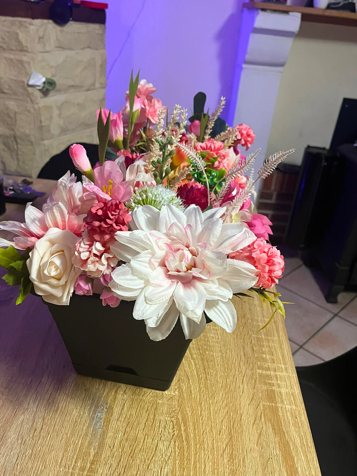 Jardinière Florale Fait Main – Composition de Fleurs Artificielles Multicolores – Décoration Artisanale