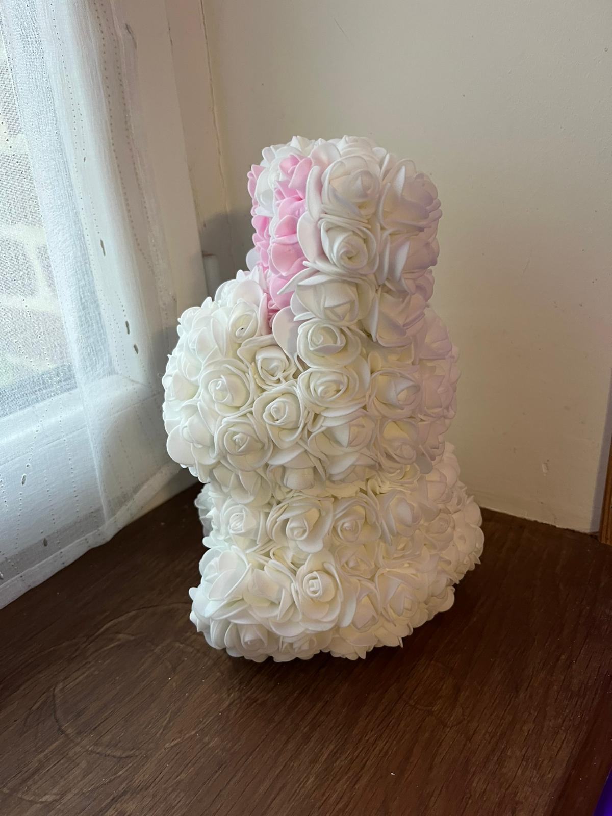 Lapin Décoratif Fleuri Fait Main – Roses Blanches & Roses – Décoration Artisanale