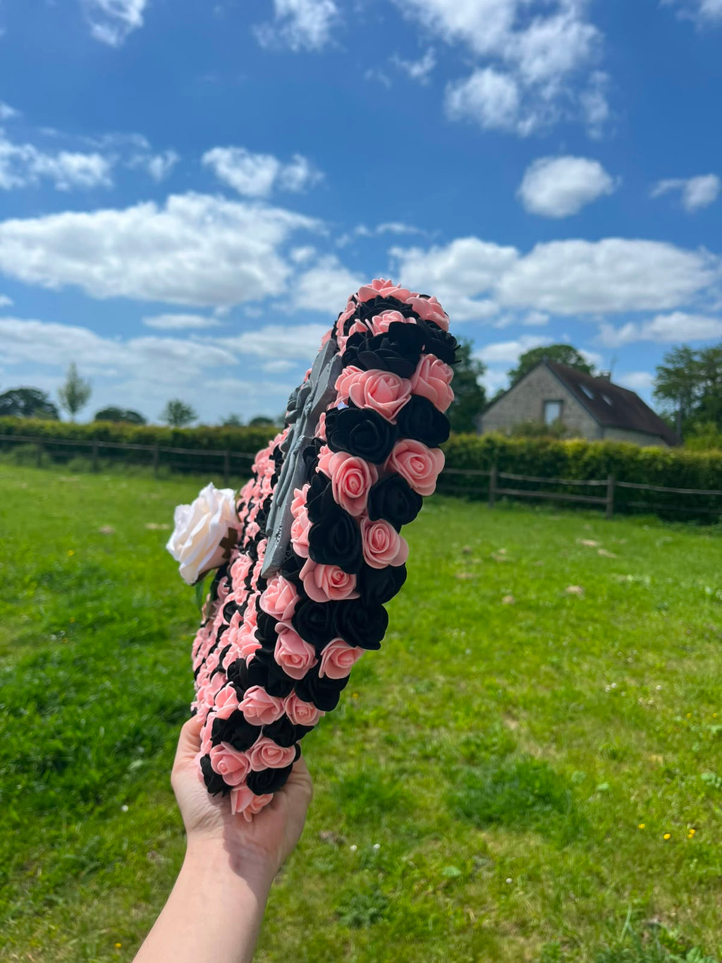 Cœur Funéraire Fleuri Fait Main – Roses Noires & Rose Poudré – Croix Argentée – Hommage Artisanal