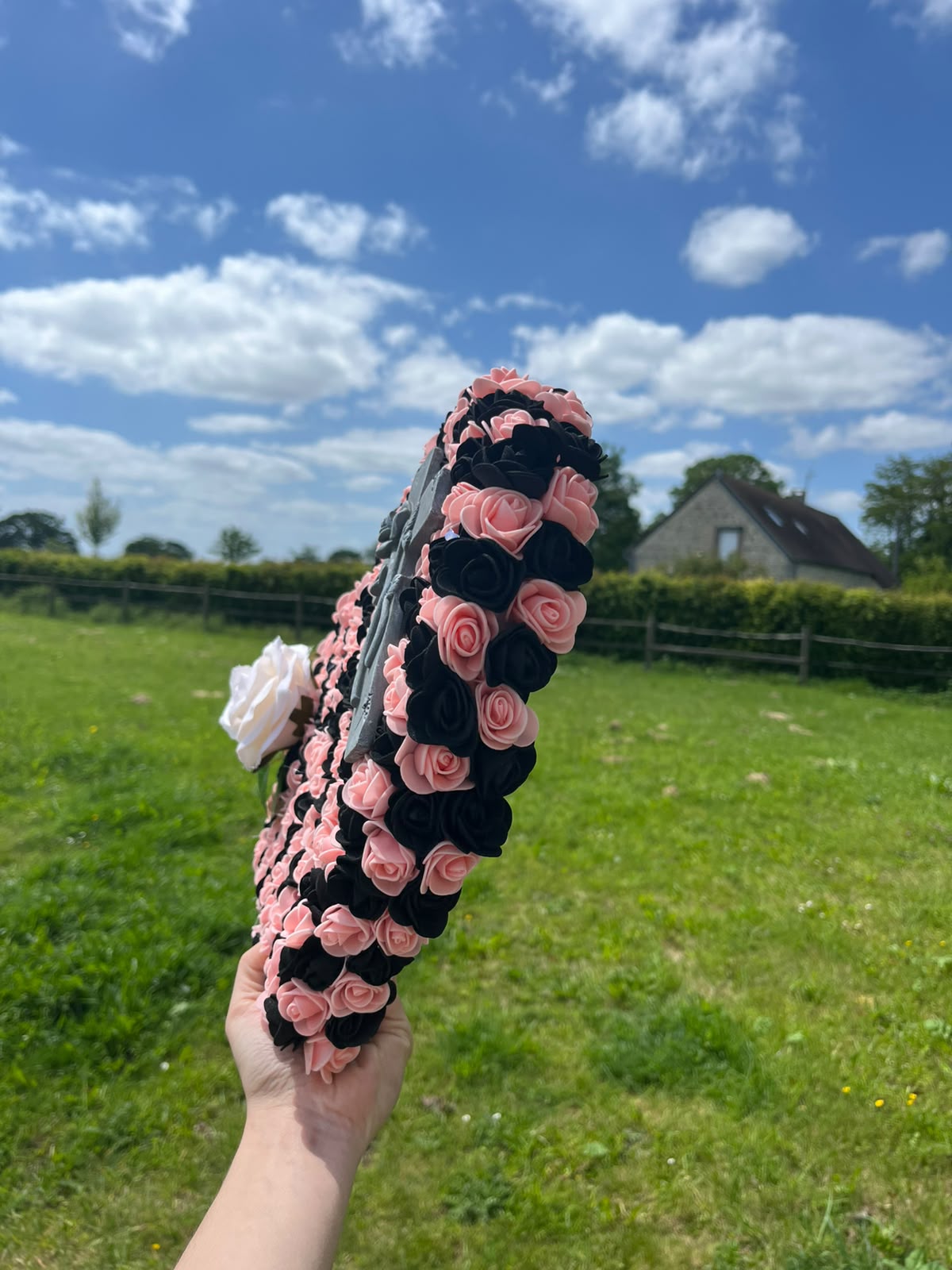 Cœur Funéraire Fleuri Fait Main – Roses Noires & Rose Poudré – Croix Argentée – Hommage Artisanal