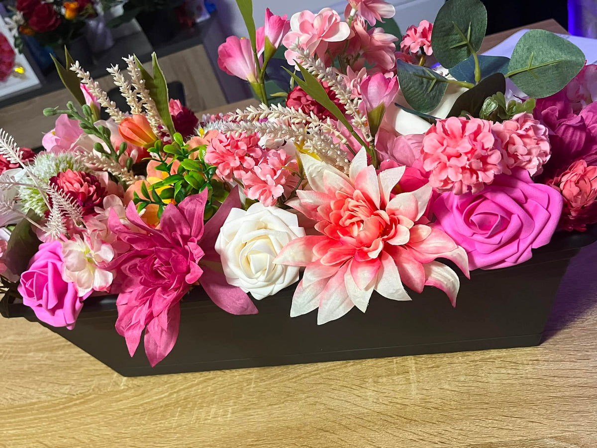 Jardinière Florale Fait Main – Composition de Fleurs Artificielles Multicolores – Décoration Artisanale