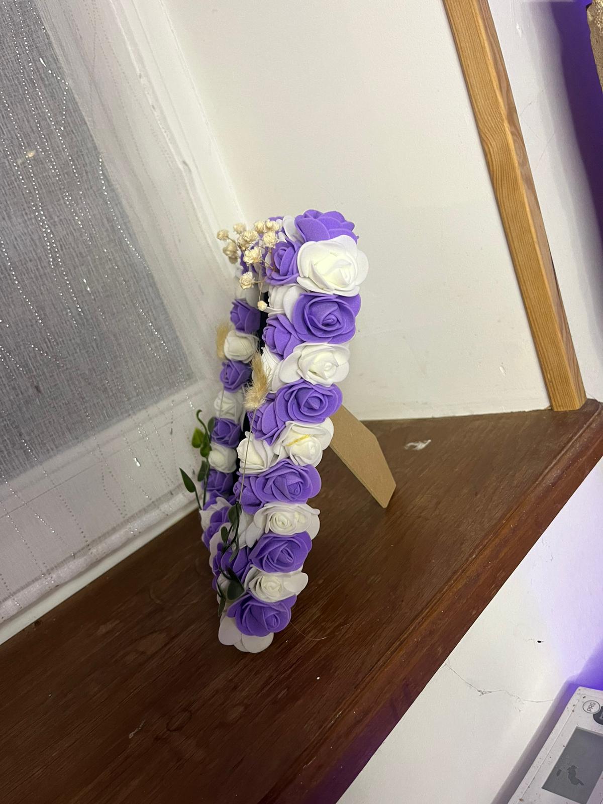 Cadre Décoratif Fleuri Fait Main – Roses Violettes & Blanches – Décoration Maison Artisanale