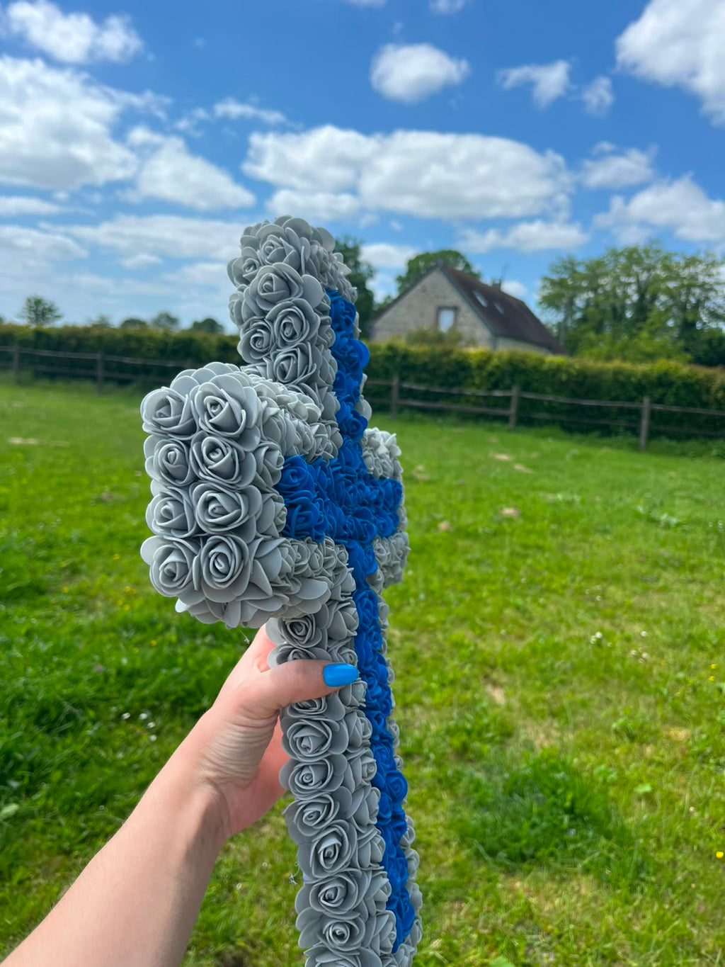 Croix Décorative Fleurie Fait Main – Roses Grises & Bleu Électrique – Décoration Artisanale
