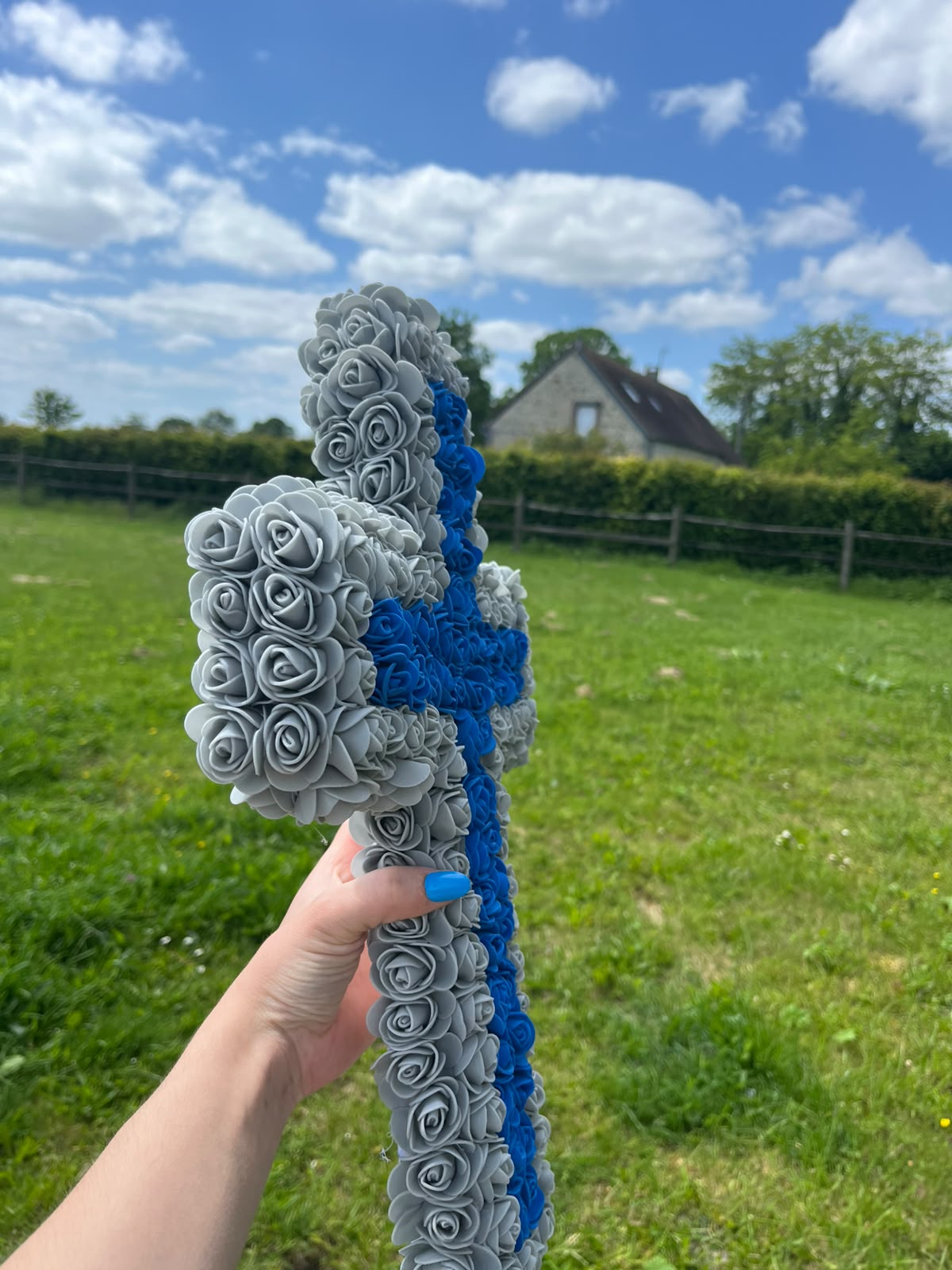 Croix Décorative Fleurie Fait Main – Roses Grises & Bleu Électrique – Décoration Artisanale