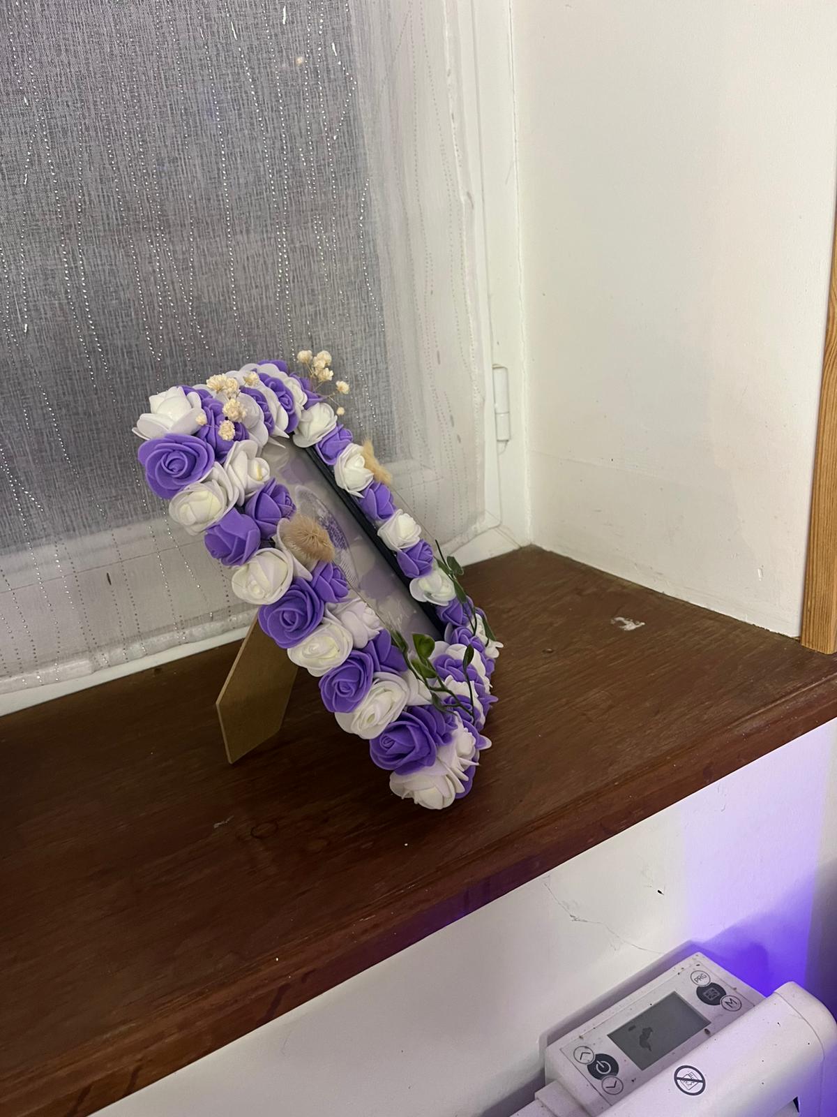 Cadre Décoratif Fleuri Fait Main – Roses Violettes & Blanches – Décoration Maison Artisanale