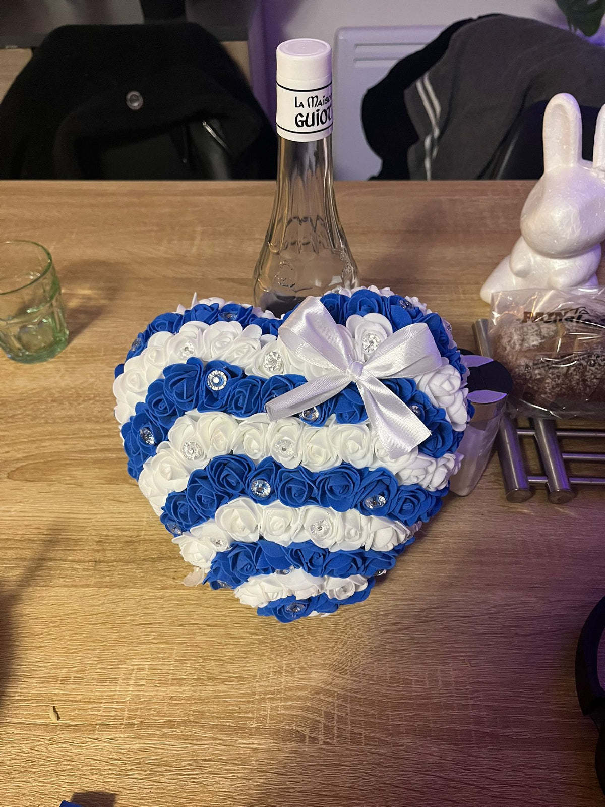Cœur Décoratif Fleuri Fait Main – Roses Bleu Roi & Blanc Rayées – Strass & Nœud Satin