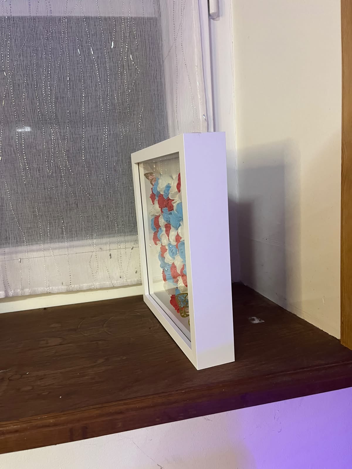 Cadre Cœur Fleuri Fait Main – Roses Bleu Blanc Rouge – Papillons Dorés – Décoration Patriotique